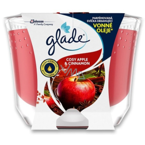 Glade Maxi Cosy Apple & Cinnamon s vůní jablka a skořice vonná svíčka ve skle, doba hoření až 52 hodin 224 g