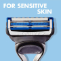 Gillette Skinguard holící strojek 1 kus + Skinguard Sensitive gel na holení 200 ml, kosmetická sada pro muže