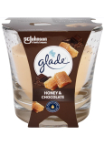 Glade Honey & Chocolate s vůní medu a čokolády vonná svíčka ve skle, doba hoření až 30 hodin 112 g