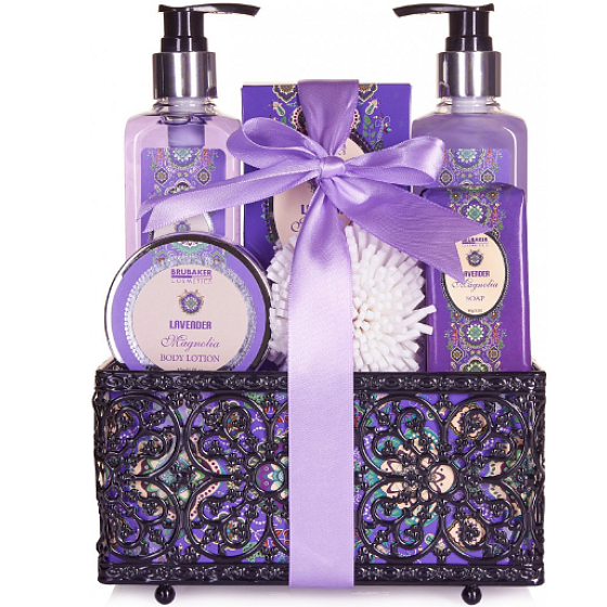 Brubaker Lavender Magnolia sprchový gel 250 ml + perličková lázeň 250 ml + tělové mléko 50 ml + koupelová sůl 100 g + mýdlo 90 g + houba z měkké pěny + dekorativní dárkový koš, 7 dílná fialová kosmetická sada