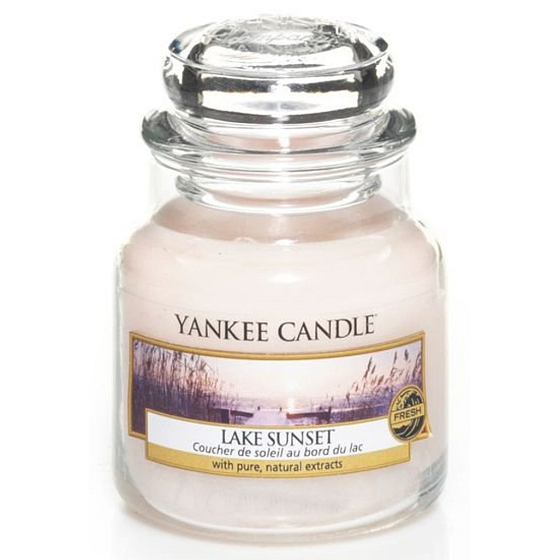 Yankee Candle Lake Sunset - Západ slunce u jezera vonná svíčka Classic malá sklo 104 g