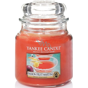 Yankee Candle Passion Fruit Martini - Tropický koktejl s Martini vonná svíčka Classic střední sklo 411 g