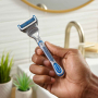 Gillette Skinguard holící strojek 1 kus + Skinguard Sensitive gel na holení 200 ml, kosmetická sada pro muže