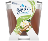 Glade Bali Sandalwood & Jasmine Santalové dřevo z Bali a jasmín vonná svíčka doba hoření až 30 hodin 70 g