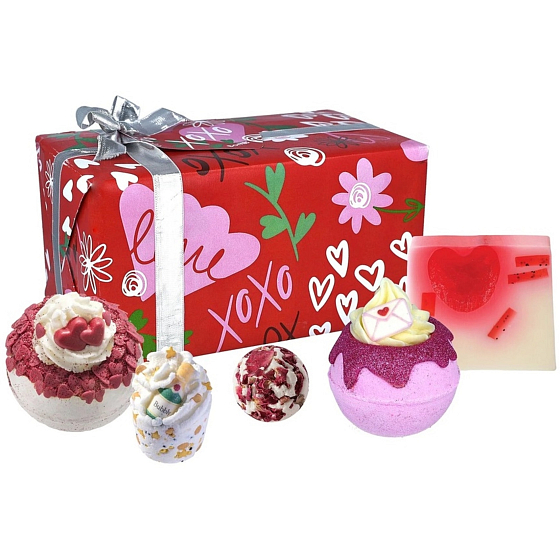 Bomb Cosmetics XOXO máslový špalíček do koupele 50 g + koupelová máslová kulička 30 g + šumivá koupelová koule 160 g + glycerínové mýdlo 100 g, kosmetická sada