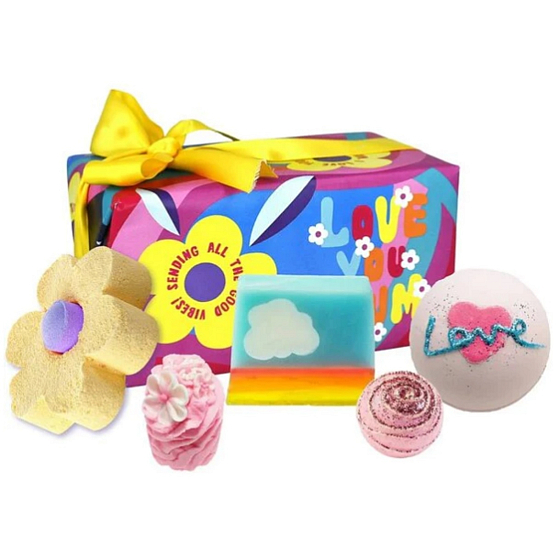 Bomb Cosmetics Love you Mum - Miluji tě mami, šumivá koupelová koule 160 g + 3D šumivá koupelová koule 160 g + glycerinové mýdlo 100 g + máslový špalíček do koupele 50 g + máslová kulička 30 g, kosmetická sada