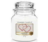 Yankee Candle Snow In Love - Zamilovaný sníh vonná svíčka Classic střední sklo 411 g