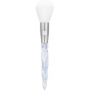 Essence Crystal Dreams štětec se syntetickými štětinami na pudr 01 Touch Of Frost