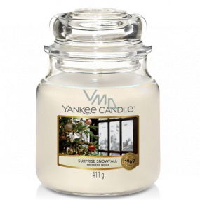 Yankee Candle Surprise Snowfall - Sněhové překvapení vonná svíčka Classic střední sklo 411 g