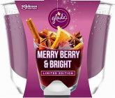 Glade Maxi Merry Berry & Bright s vůní merlotu, lesních plodů a koření vonná svíčka ve skle, doba hoření až 52 hodin 224 g