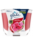 Glade Maxi Luscious Cherry & Peony s vůní třešně a pivoňky, vonná svíčka ve skle doba hoření až 52 hodin 224 g