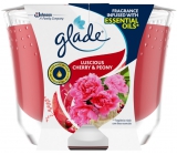 Glade Maxi Luscious Cherry & Peony s vůní třešně a pivoňky, vonná svíčka ve skle doba hoření až 52 hodin 224 g