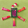 Essence Juicy bomb lesk na rty 002 Candy Cane 10 ml + 003 Candy Apple 10 ml + 004 Roasted Almonds 10 ml + 005 Mellow Marshmallow 10 ml + 006 Tangy Tangerine 10 ml + čepice vánoční ozdoba na lesk, kosmetická sada pro ženy
