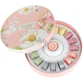 Yankee Candle Garden Hideaway Odpolední únik + Sněníní za slunečnéhoho dne + Domácí bylinková limonáda + Kamélie + Piknik na zahradě + Vodní zahrada čajová svíčka 18 x 9,8 g + svícen, jarní dárková sada