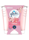 Glade I love you s květinovou, ovocnou a sladkou vůní vonná svíčka ve skle, doba hoření až 30 hodin 112 g