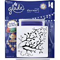 Glade by Brise Velvet Tea Party elektrický osvěžovač vzduchu 8 g + vonná svíčka ve skle doba hoření až 30 hodin 120 g, dárková sada