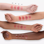 Essence Tinted Kiss hydratační lesk na rty 04 Chili & Chill 4 ml