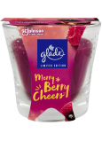 Glade Merry Berry Cheers s vůní svařeného vína a lesních plodů vonná svíčka ve skle, doba hoření až 38 hodin 129 g