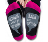 Nekupto Rodinné dárky s humorem Ponožky Nevinná a milá jen vypadám. Hlavně když odpočívám, velikost 39-42